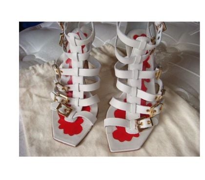 Roupas e Acessórios Matriz Curitiba PR - Fotos para Sandalia em couro branca detalhes dourados de fivelas nova.