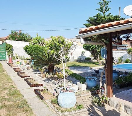 Apartamentos a venda Marica RJ - Fotos para Baixou Valor! Imóvel de Madeira,3 Qts,Piscina e Anexo.
