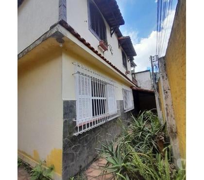 Apartamentos a venda - images_alt_text PETRÓPOLIS 2 CASAS MOSELA IDEAL PARA RESIDENCIA OU RENDA