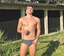 Loiro, alto, malhado, discreto