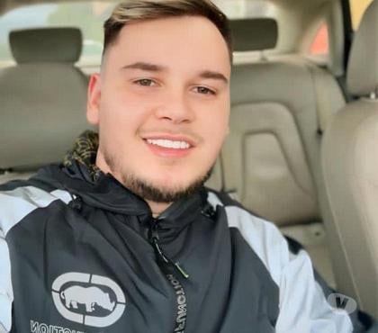 Homem procura homem - Fotos para Atencioso sorridente buscando novas amizades