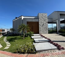 Esquadrias em Alumínio e vidros temperados.