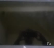 Smart tv LG 24 com Tela Quebrada ou Trincada.
