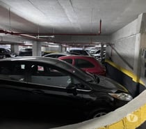 Estacionamento em baixo de prédio comercial