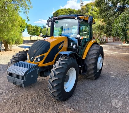 Maquinária agrícola - images_alt_text Trator Valtra A134