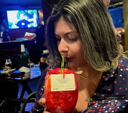 Acompanhantes - images_alt_text Garota com local