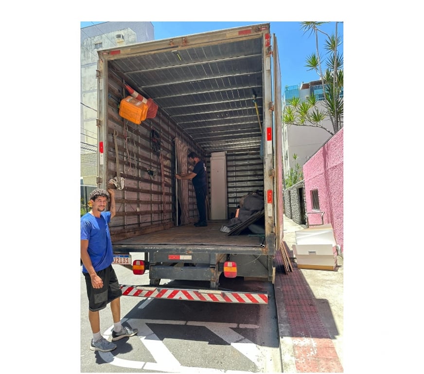 Mudanças - Frete Serra ES - Fotos para Mudanças caminhão baú indo para Barra do garças