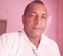 Homem busca casal pra relacioname trisal