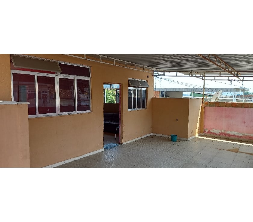 CASA NO 2º ANDAR COM TERRAÇO