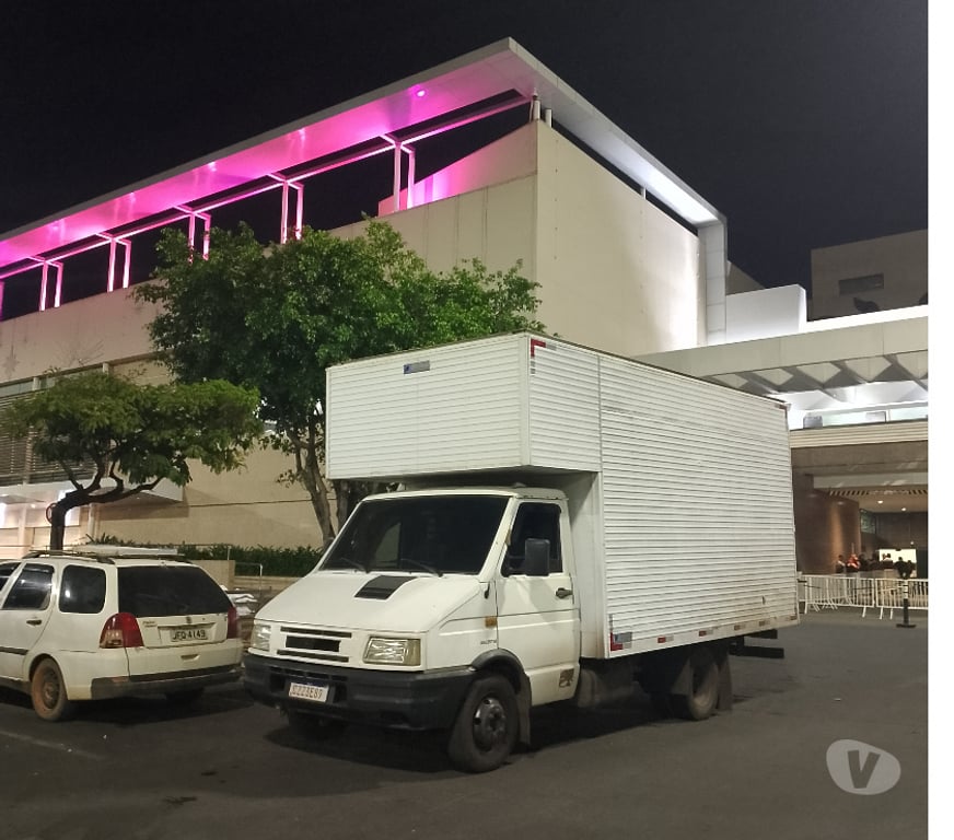 Mudanças - Frete Brasilia DF Aguas Claras - Fotos para Caminhão baú para mudanças com ajudante e montador