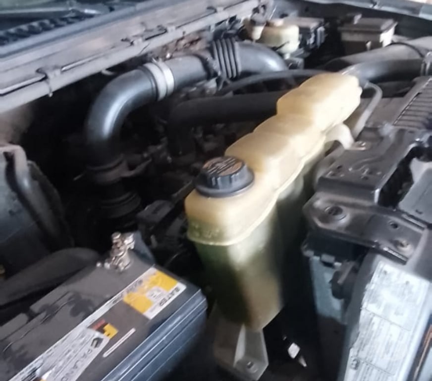 Caminhões usados Itapira SP - images_alt_text Vende F4000 com Baú