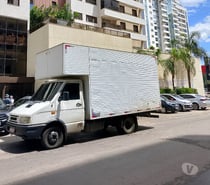 Caminhão baú para mudanças com ajudante e montador