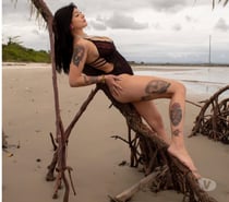 Morena envolvente com local