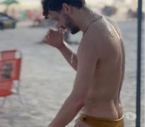 Cavaleiro ruivo, esportista, estudante de economia