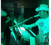 Show c teclado e voz ao vivo