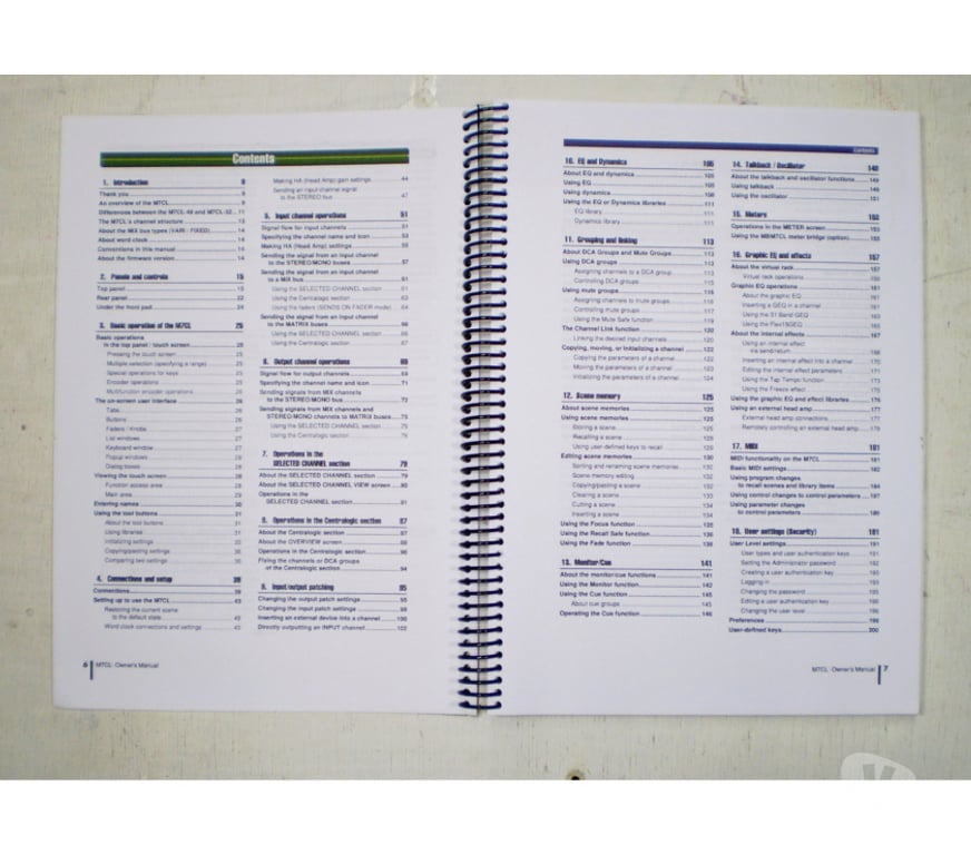 DVDs a Venda Porto Alegre RS Porto Alegre Sul - images_alt_text Dois manuais do usuário, mesa e teclado.- Cód. 448 -