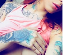 Alana trans tatuada recém chegada