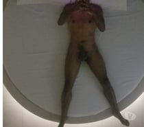 Moreno jovem e discreto experiente com casais