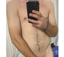 Jovem em busca de novas experiências com mulheres