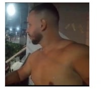 Maxo posturado, disponível