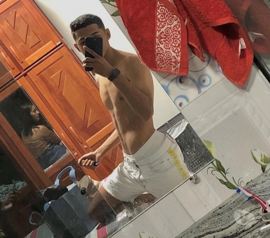 Acompanhantes masculinos Porto Alegre RS Porto Alegre Centro - Fotos para Novinho dotado 22 cm 😈