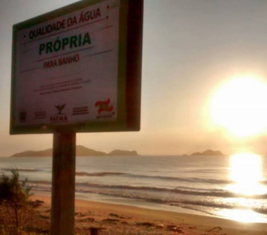 Aluguel temporada Balneario Barra do Sul SC - Fotos para Casa disponível na Praia de Barra do Sul. Por Diárias