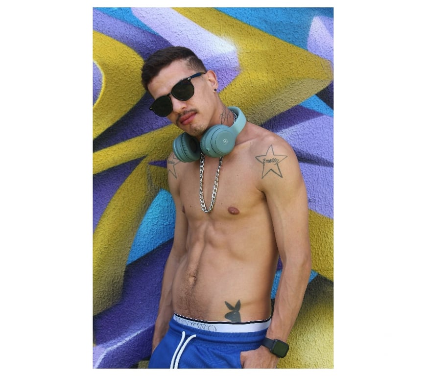 Acompanhantes masculinos Curitiba PR Matriz - Fotos para PE DE MESA 23 CM