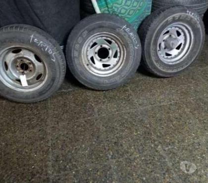 Servicios para Autos Santiago Santiago - Fotos de 4 llantas daihatsu Terios con neumáticos llegar e instalar.