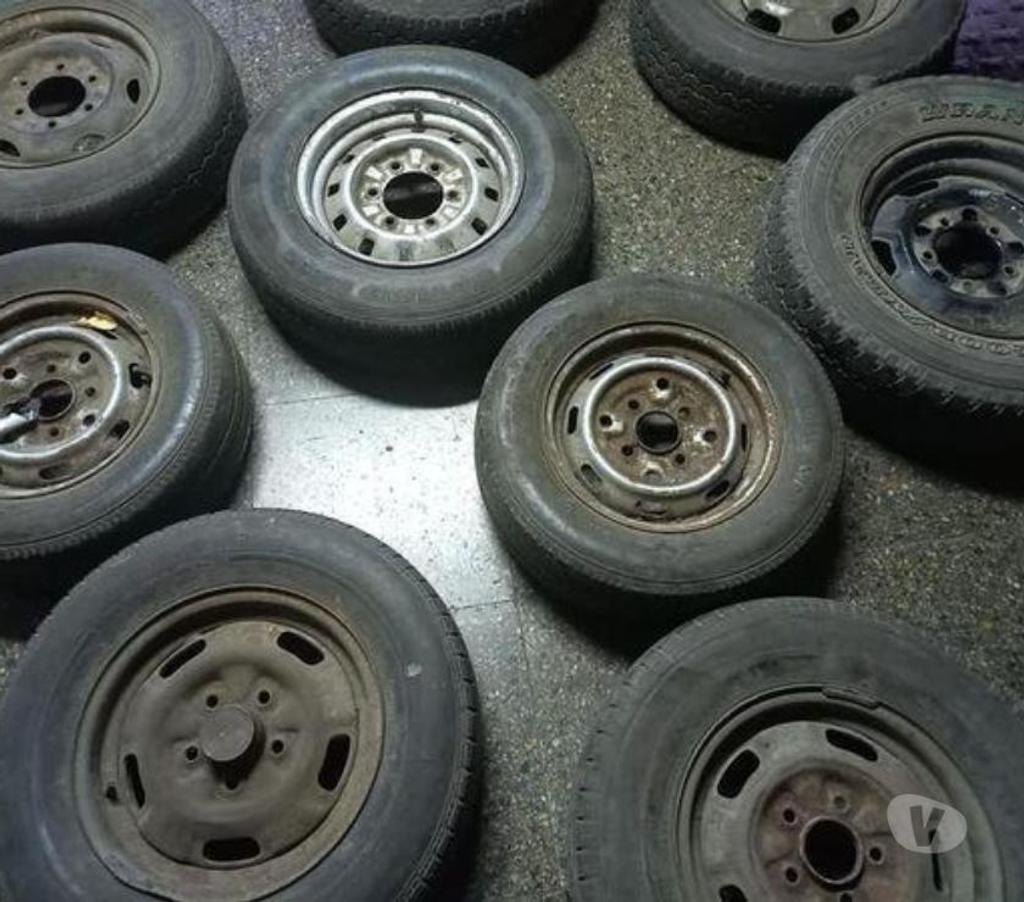 Accesorios para Autos Santiago Santiago - Fotos de 9 llantas con neumáticos de diferentes tipos y medidas.