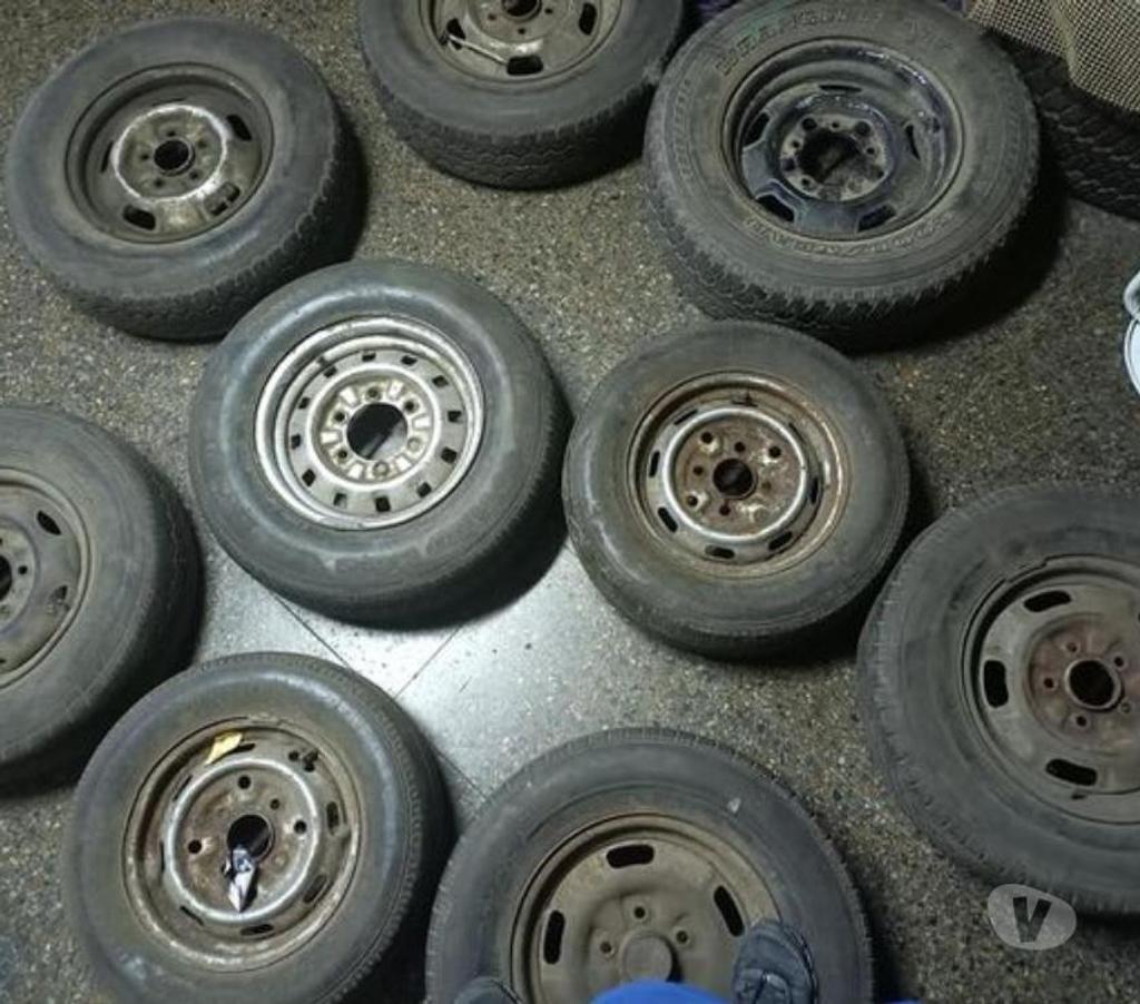 Accesorios para Autos Santiago Santiago - Fotos de 9 llantas con neumáticos de diferentes tipos y medidas.