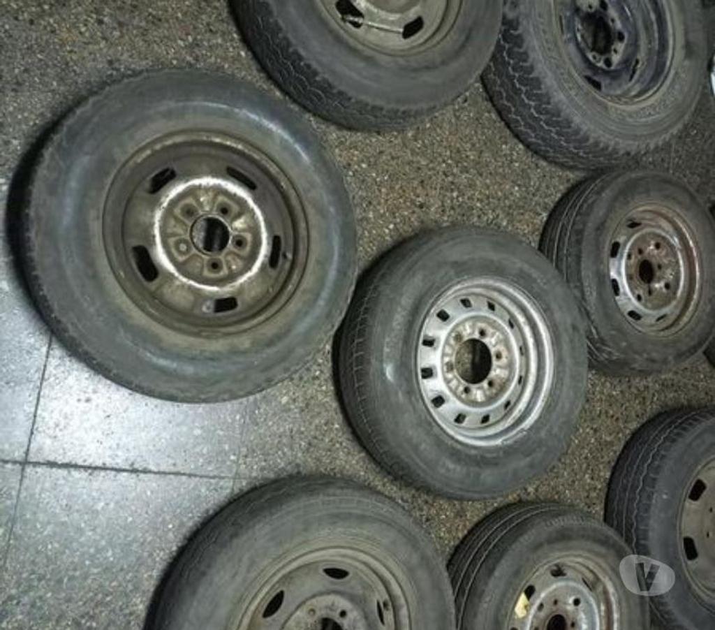 Accesorios para Autos Santiago Santiago - Fotos de 9 llantas con neumáticos de diferentes tipos y medidas.