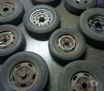 Servicios para Autos Santiago Santiago - Fotos de 9 llantas con neumáticos de diferentes tipos y medidas.
