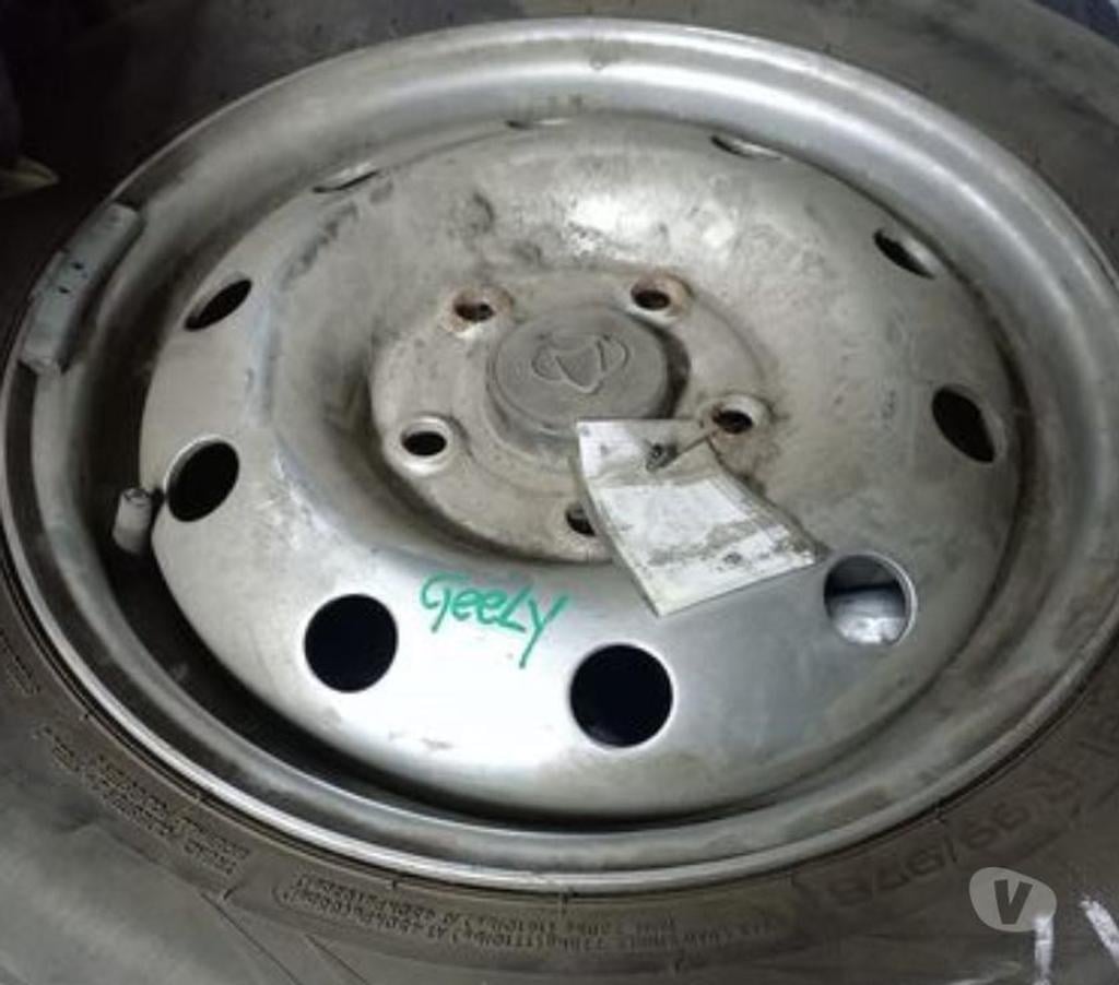 Accesorios para Autos Santiago Santiago - Fotos de 1 llanta con neumático impecable para Geely 5 hoyos .
