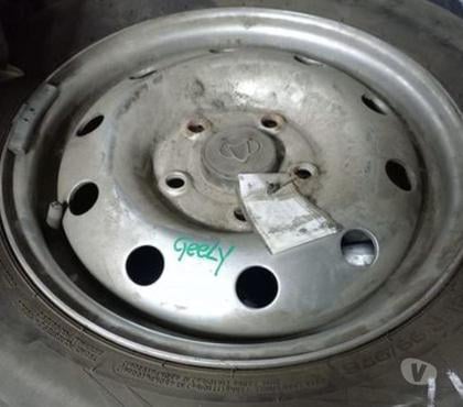 Accesorios para Autos Santiago Santiago - Fotos de 1 llanta con neumático impecable para Geely 5 hoyos .