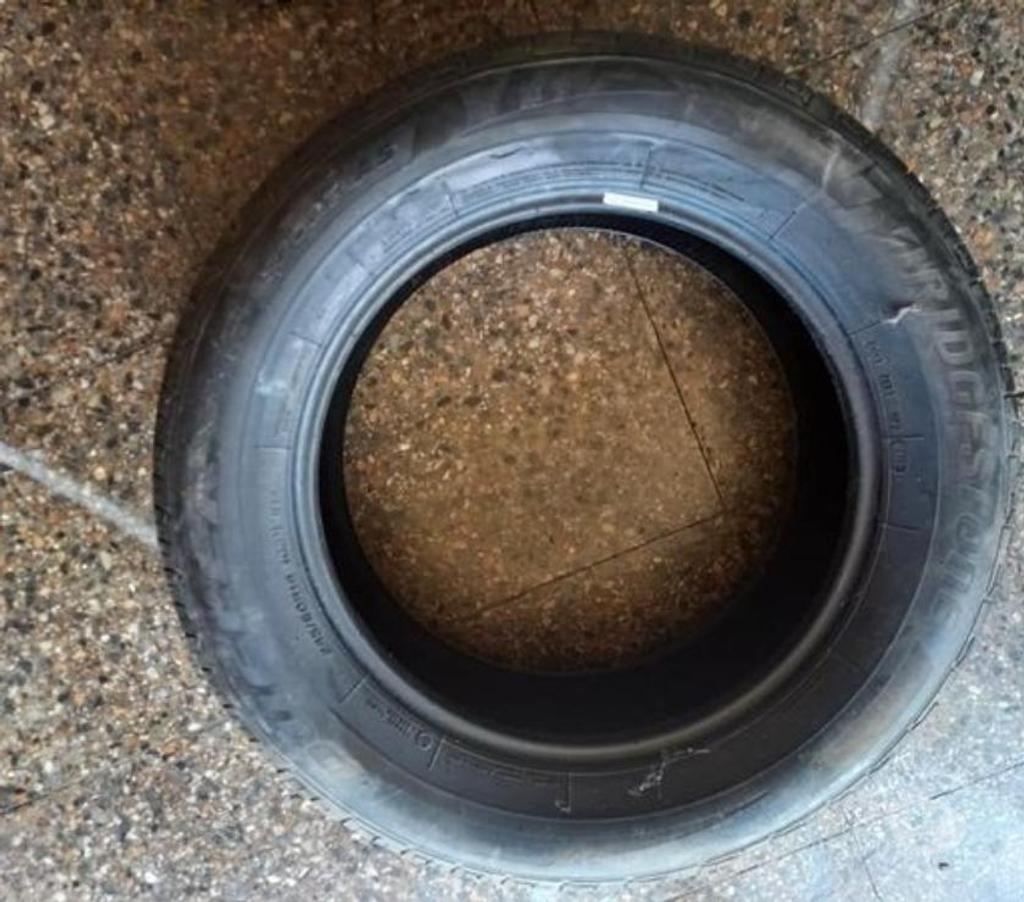 Accesorios para Autos Santiago Santiago - Fotos de 1 neumático Bridgestone 245-60-R-18 Impecable.