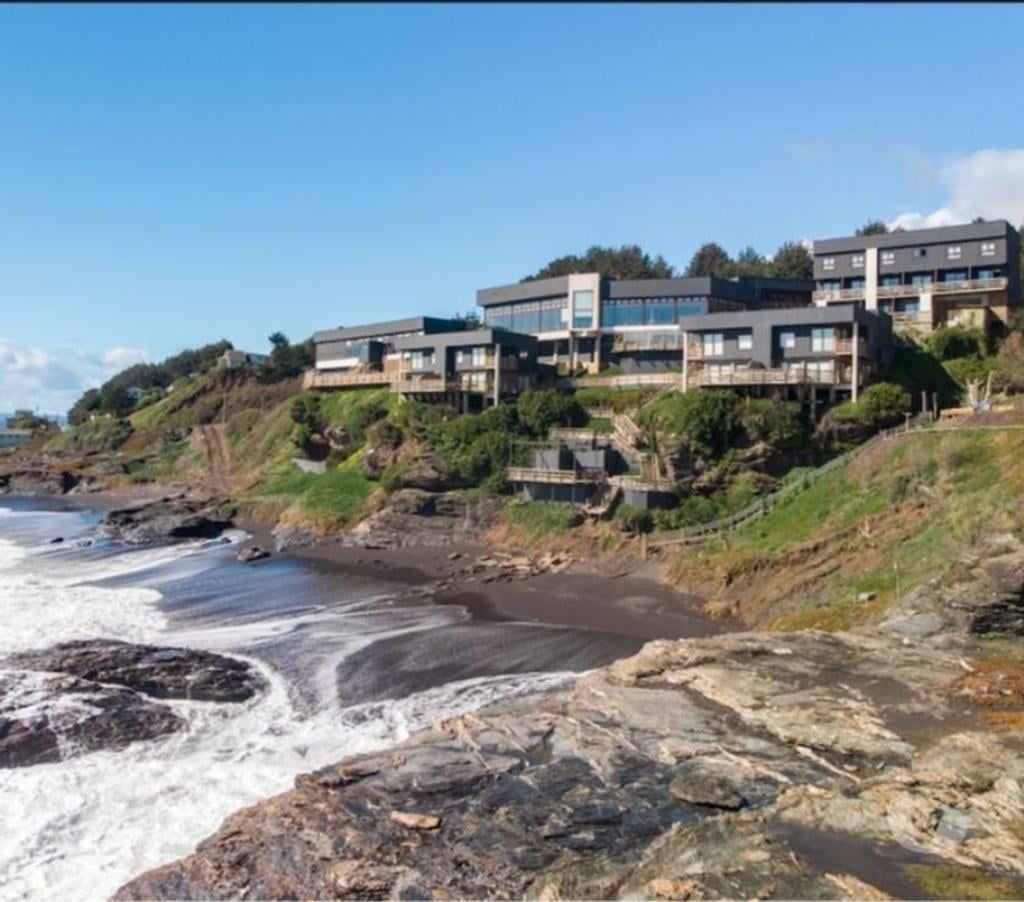 Negocios en Venta - Traspasos Cauquenes Pelluhue - Fotos de Gran Hotel en Sector Costero de la Región del Maule.