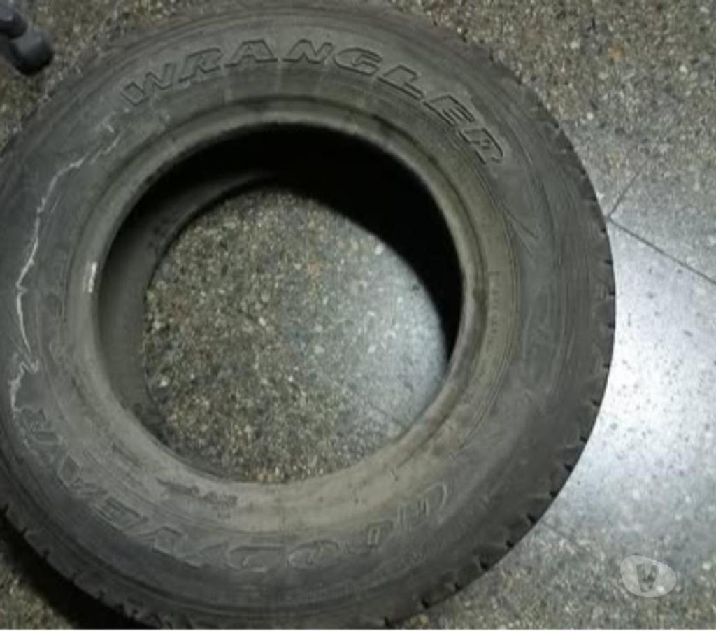 Accesorios para Autos Santiago Santiago - Fotos de 2 Neumáticos tipo caluga Goodyear 245-75-17 wrangler