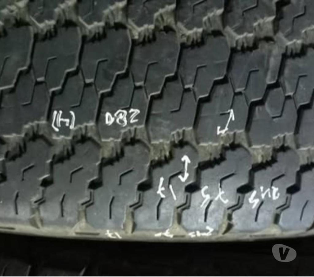 Accesorios para Autos Santiago Santiago - Fotos de 2 Neumáticos tipo caluga Goodyear 245-75-17 wrangler