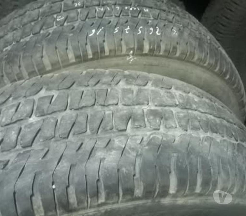 Accesorios para Autos Santiago Santiago - Fotos de 2 neumàticos totalmente operativos Michelin 265-75-16.