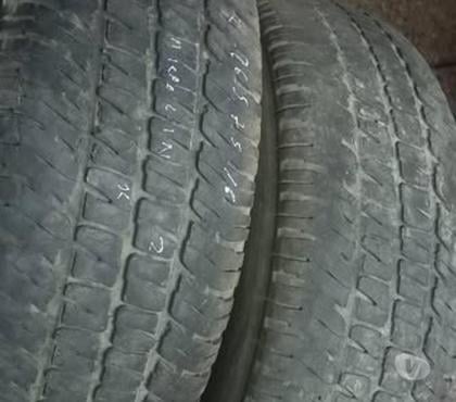Accesorios para Autos Santiago Santiago - Fotos de 2 neumàticos totalmente operativos Michelin 265-75-16.
