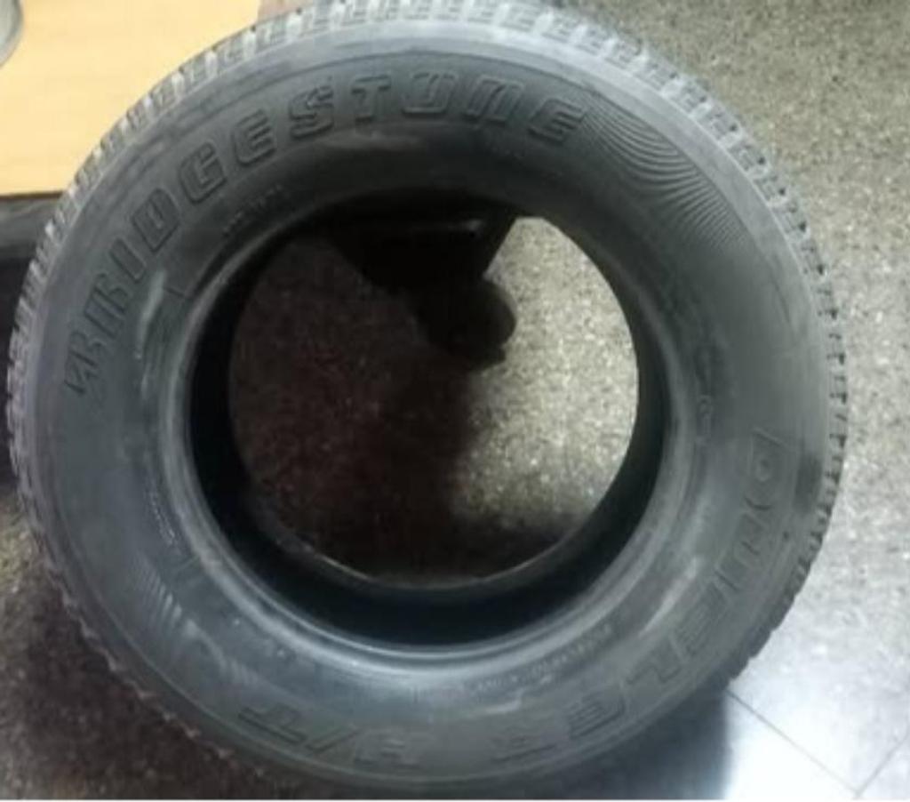 Accesorios para Autos Santiago Santiago - Fotos de 1 neumàtico Bridgestone Dueler 265-65-R-17 esta impecable.