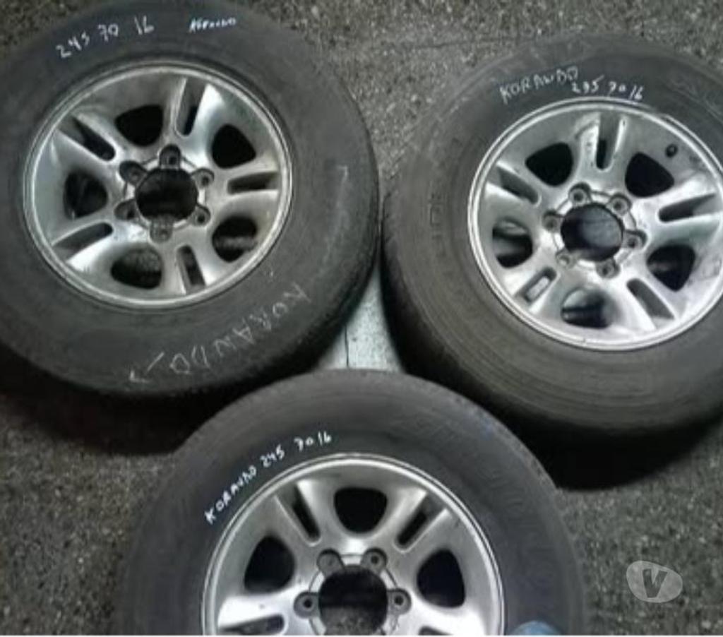 Accesorios para Autos Santiago Santiago - Fotos de 3 llantas con neumàtico para Korando 100% operativas.