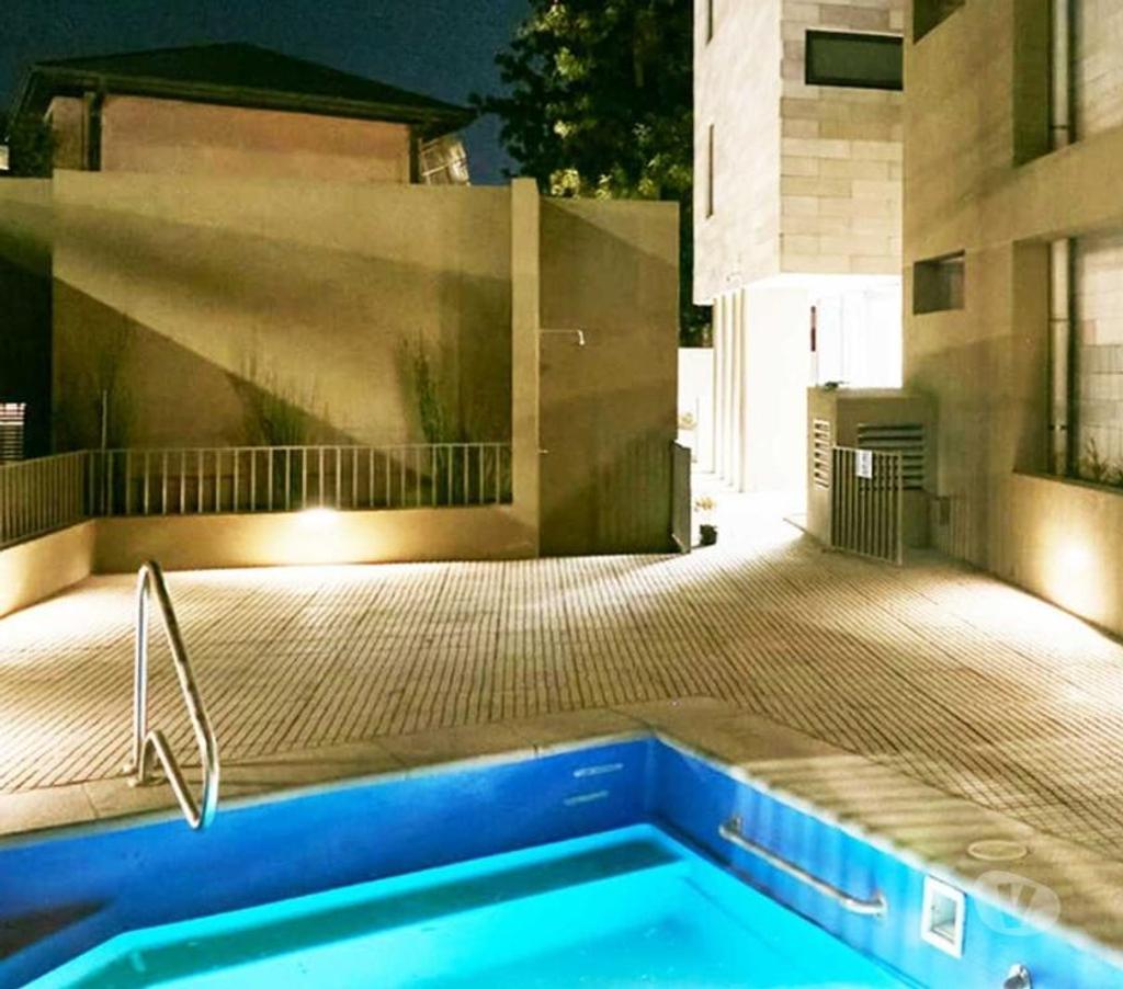 Bienes Raices Santiago La Reina - Fotos de Depto. nuevo con 180 m2 de patio exclusivo y 100 m2 útil