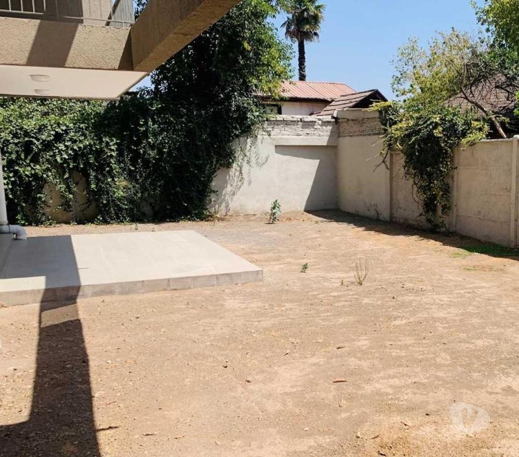 Bienes Raices Santiago La Reina - Fotos de Depto. nuevo con 180 m2 de patio exclusivo y 100 m2 útil