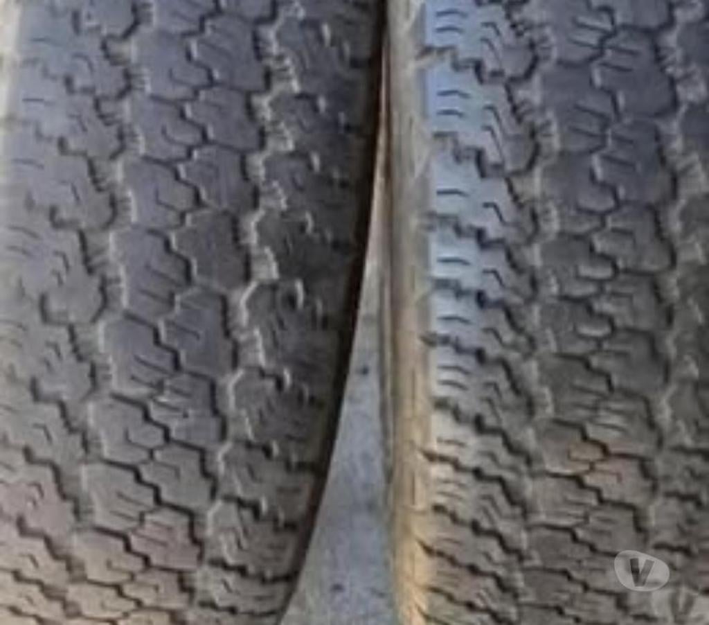 Accesorios para Autos Santiago Santiago - Fotos de 2 Neumáticos tipo caluga Goodyear 245-75-17 wrangler