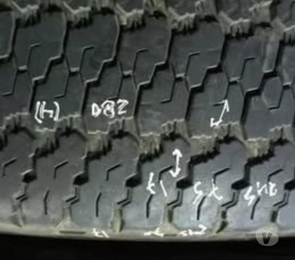 Accesorios para Autos Santiago Santiago - Fotos de 2 Neumáticos tipo caluga Goodyear 245-75-17 wrangler