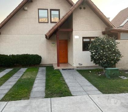 Casas y departamentos en arriendo Peñalolén Santiago - Fotos de Camino Los Lirios casa 4dmts estacionamientos y piscina