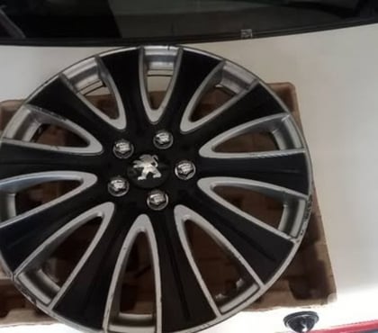 Servicios para Autos Santiago Santiago - Fotos de 1 Tapa de rueda aro 15 linea Peugeot usada 100% operativa