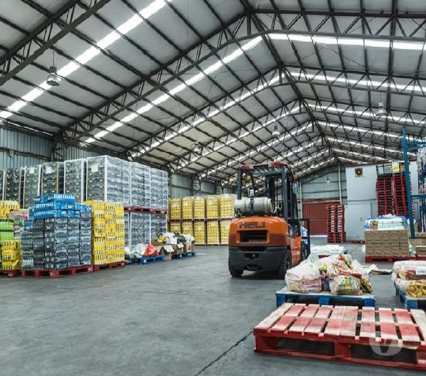 Arriendo bodegas Concepción Talcahuano - Fotos de Amplia Bodega con oficinas, baños e instalaciones.