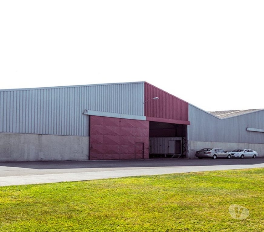 Arriendo bodegas Concepción Talcahuano - Fotos de Amplia Bodega con oficinas, baños e instalaciones.